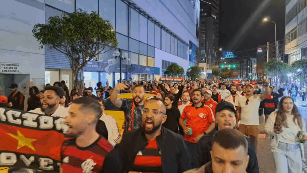 Torcida do Flamengo Faz Caminhada Massiva em Lima Rumo ao Hotel da Delegação