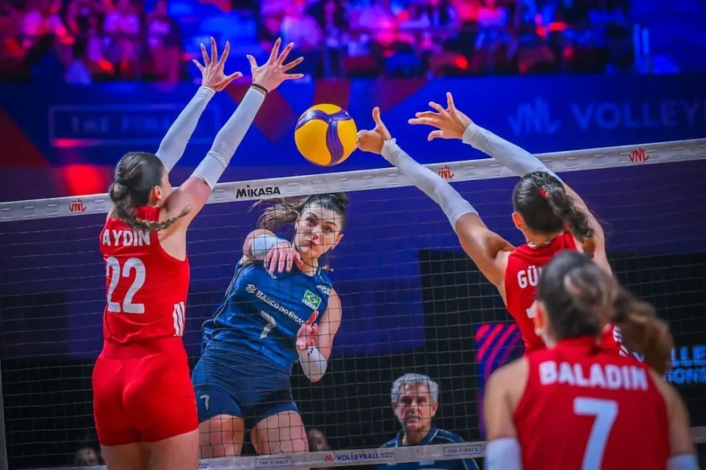 Brasil luta, mas sofre virada da Turquia e fica com o vice-campeonato da VNL Feminina 2026